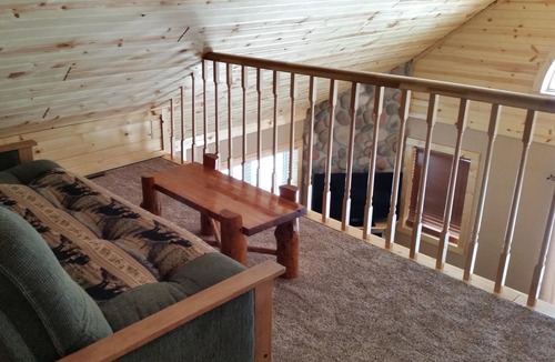 New Post Cabin | Beautiful 3 bedroom 2 bathroom loft, sleeps 14, lakeview and dock on trail #33,