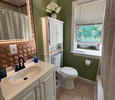 Downtown Niagara Falls House | Beautiful 3 Bedroom Villa - 5 Mins to Falls