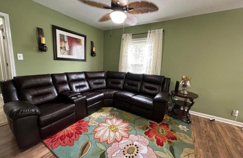 Downtown Niagara Falls House | Beautiful 3 Bedroom Villa - 5 Mins to Falls