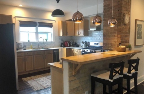 Near Eastside House | Beautiful 4-bedroom,2 Story house in downtown Indianapolis: WIFI, AC, firepit