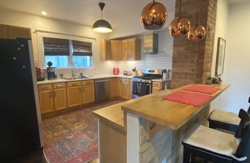 Near Eastside House | Beautiful 4-bedroom,2 Story house in downtown Indianapolis: WIFI, AC, firepit
