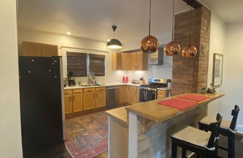 Near Eastside House | Beautiful 4-bedroom,2 Story house in downtown Indianapolis: WIFI, AC, firepit