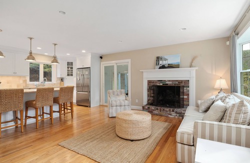 West Chatham House | Beautiful and Spacious, 3BR/3 BR with bonus room - walk to the beach!
