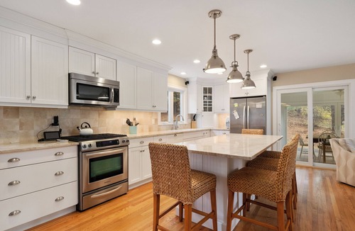 West Chatham House | Beautiful and Spacious, 3BR/3 BR with bonus room - walk to the beach!