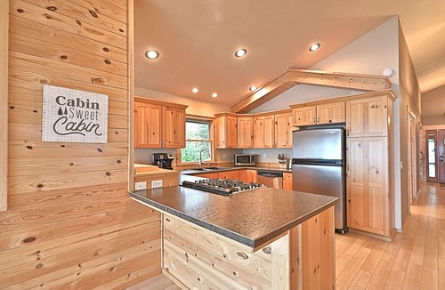 Greenway House | Beautiful Cabin on Peaceful Swan Lake!