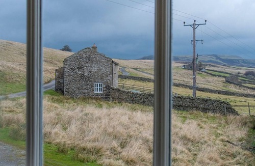 Low Row House | Beautiful cottage with breathtaking views! Sleeps 3 & 1 dog, w/WiFi & pub nearby!