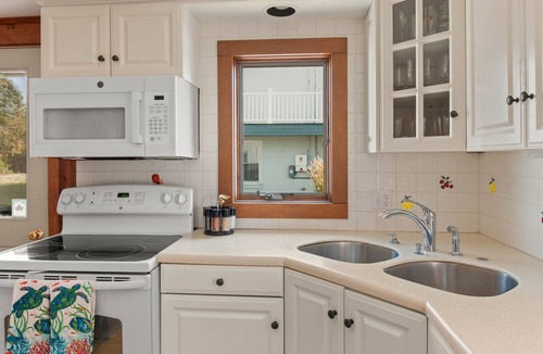 Bonnet Shores House | Beautiful Cozy Beach Cottage right across the street from Kelly Beach