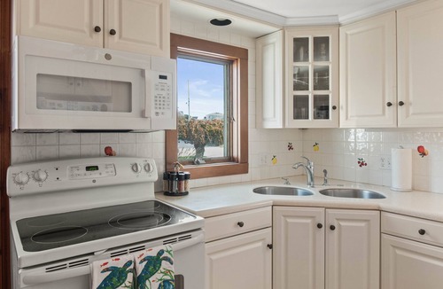 Bonnet Shores House | Beautiful Cozy Beach Cottage right across the street from Kelly Beach
