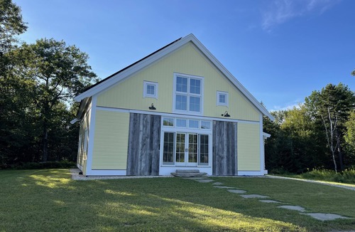 Freeport House | Beautiful farmhouse with hiking trails/kayaking. 5 minutes to town or ocean!