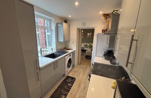Newcastle-upon-Tyne Apartment | Beautiful presented 3 bedroom apartment close to Newcastle city centre