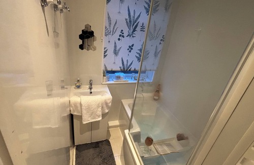 Newcastle-upon-Tyne Apartment | Beautiful presented 3 bedroom apartment close to Newcastle city centre
