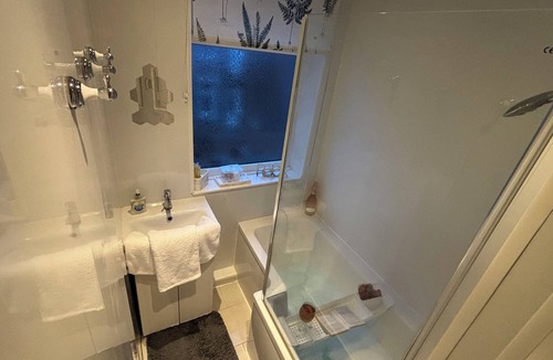 Newcastle-upon-Tyne Apartment | Beautiful presented 3 bedroom apartment close to Newcastle city centre