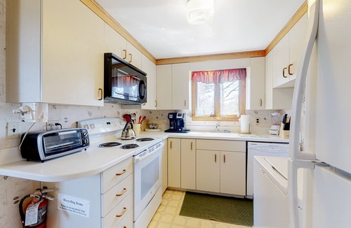East Orleans Cottage | Beautiful home with ocean-view, patio, grill, W/D, & close to Nauset Beach