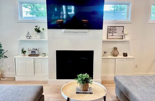 Delavan Lake Cottage | Beautiful Lake Cottage - Great for large families or group events!