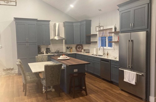 South Sanford Cottage | Beautiful lakeside cottage near wonderful beaches in Southern Maine.