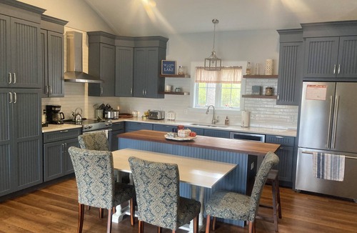 South Sanford Cottage | Beautiful lakeside cottage near wonderful beaches in Southern Maine.