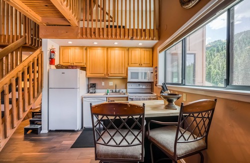 Red River Condo | Beautiful mountain-view condo with pool, skiing & washer/dryer