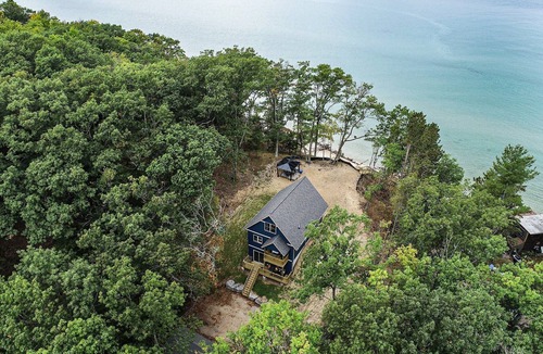 Arcadia Cottage | 🐻 Beautiful Overlooking Shoreline 2bdr Chalet 18396