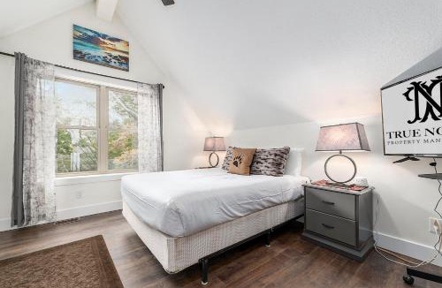 Arcadia House | Beautiful Overlooking Shoreline 3BDR Chalet ➠18396