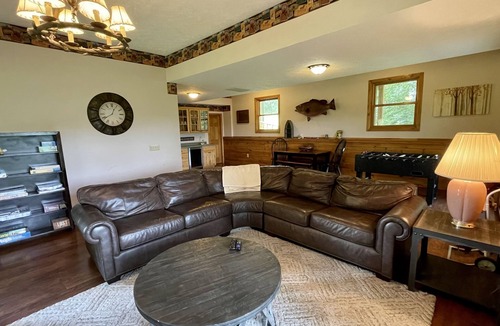 Russell Springs Cabin | Beautiful secluded cabin - sleeps 12, fire pit, fishing pond, grill, game room