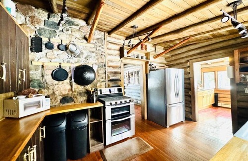 Duluth Cabin | Beautiful Secluded Lake Front Retreat | 100 yr old Log Lodge | Dog-Kid Friendly