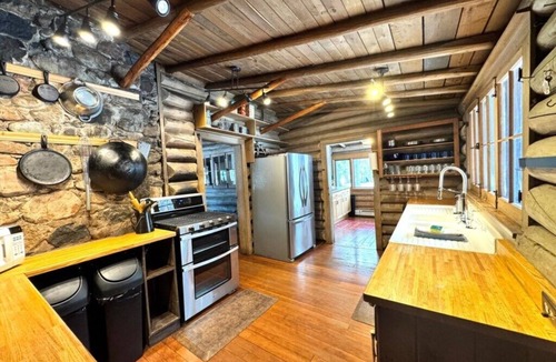 Duluth Cabin | Beautiful Secluded Lake Front Retreat | 100 yr old Log Lodge | Dog-Kid Friendly