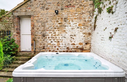 Catterick House | Beautiful villa for 14 people with WIFI, hot tub, TV and pets allowed