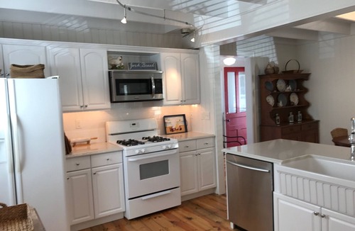 York Beach House | Beautiful York Beach home with relaxing porch for gatherings