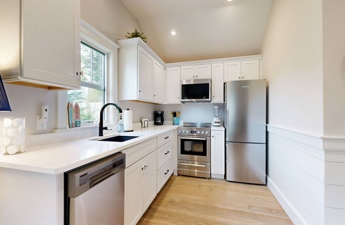Orleans Cottage | Beautifully remodeled cottage near the beach with central AC, gas grill & lawn