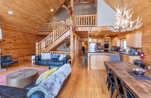 McHenry Ski Chalet | Bella Vista! Best Views-Hot Tub-Peloton-EV Charger