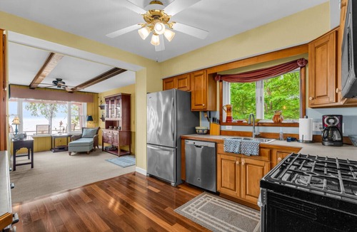 Lexington House | Bella’s Bluff - Hot Tub & 2.5 miles to Lexington!