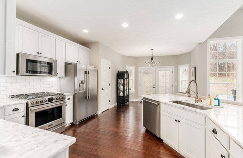 Carbon Hill House | Bellevue Lux Retreat! Indoor Pickleball/Basketball~Babe & Man Caves~Pets OK!