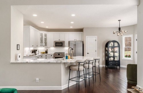 Carbon Hill House | Bellevue Lux Retreat! Indoor Pickleball/Basketball~Babe & Man Caves~Pets OK!