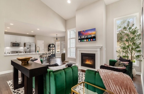 Carbon Hill House | Bellevue Lux Retreat! Indoor Pickleball/Basketball~Babe & Man Caves~Pets OK!