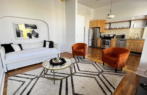 Lawrence Condo | Best 2bdr loft on Lively Mass Street - Downtown