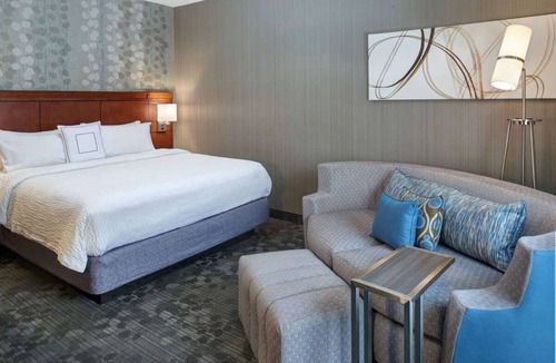 Brookfield Hotel | Best Place to Stay in Brookfield! Indoor Swimming Pool, Pet-friendly Property!