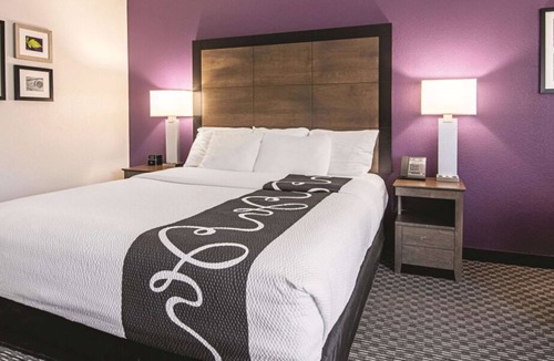 Portland House | Best Place to Unwin! 4 Pet-friendly Hotel Units, Free Breakfast, Free Parking