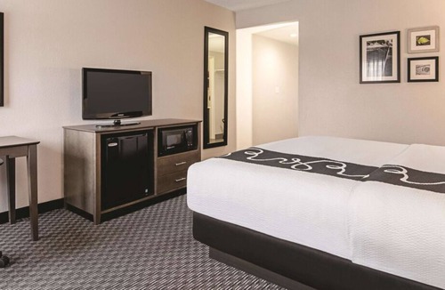 Portland House | Best Place to Unwin! 4 Pet-friendly Hotel Units, Free Breakfast, Free Parking