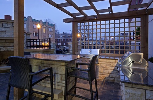 Kutzky Park Hotel | Best Value, Quality Stay! 2 King Bed Deluxe Units, Indoor Pool, Free Breakfast!