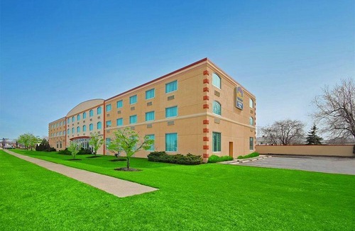 Brook Park Hotel | Best Western Airport Inn & Suites Cleveland