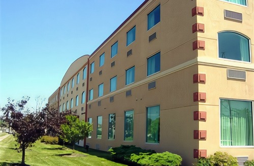 Brook Park Hotel | Best Western Airport Inn & Suites Cleveland