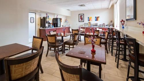 Brook Park Hotel | Best Western Airport Inn & Suites Cleveland