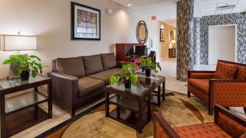 Brook Park Hotel | Best Western Airport Inn & Suites Cleveland