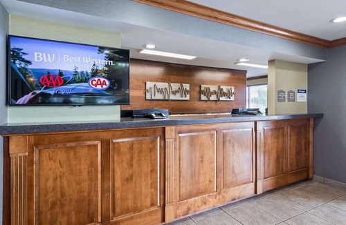 North Canton Hotel | Best Western Plus North Canton Inn & Suites