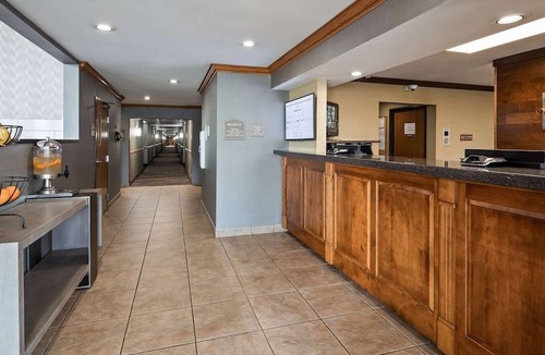 North Canton Hotel | Best Western Plus North Canton Inn & Suites