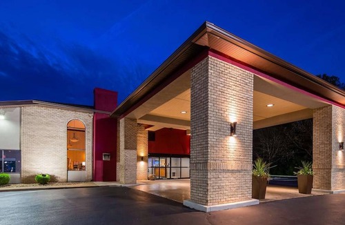 North Canton Hotel | Best Western Plus North Canton Inn & Suites