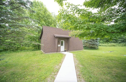 Farmdale House | Bethel Bungalow @ Agape Aldea | Cozy Cabin Sleeps 4