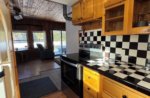 Lincoln Cottage | Big Narrows Lakeside Cottage