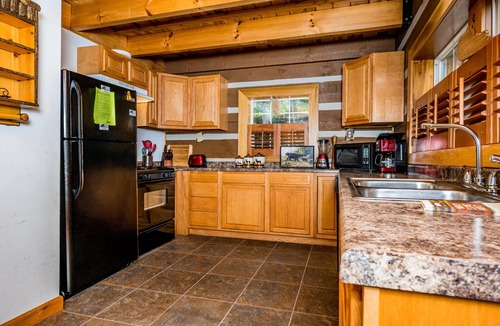 Gnaw Bone Cabin | Biker’s Retreat | Bike Barn, Hot Tub & Near State Park 4BR, 3BA
