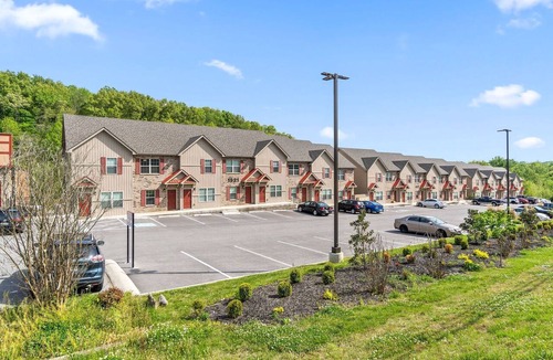 Clarksville Apartment | Biltmore Luxury 1513 #3 Townhomes l 2Bd 2 Bth